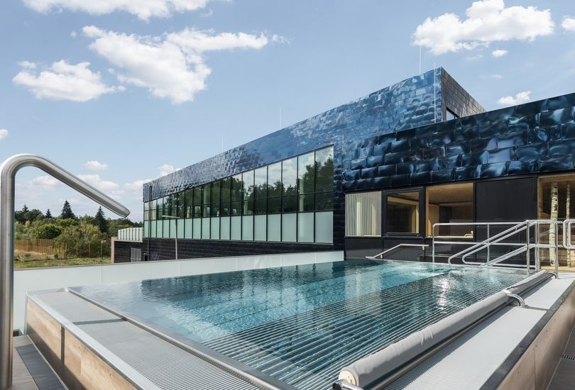 Familienbad PiORAMA, Penzberg, Fassade, Edelstahlschindeln, Trapezblech