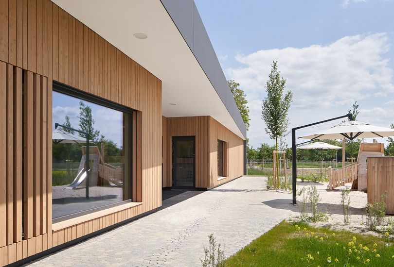Kita, Rastatt-Plittersdorf, Fassade, Faserzement, vertikale Holzverschalung