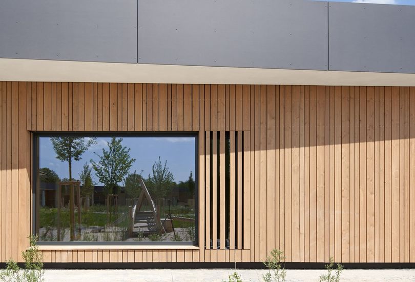 Kita, Rastatt-Plittersdorf, Fassade, Faserzement, vertikale Holzverschalung