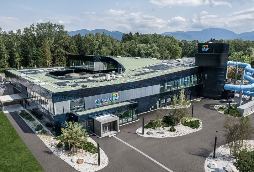 Familienbad PiORAMA, Penzberg, Fassade, Edelstahlschindeln, Trapezblech
