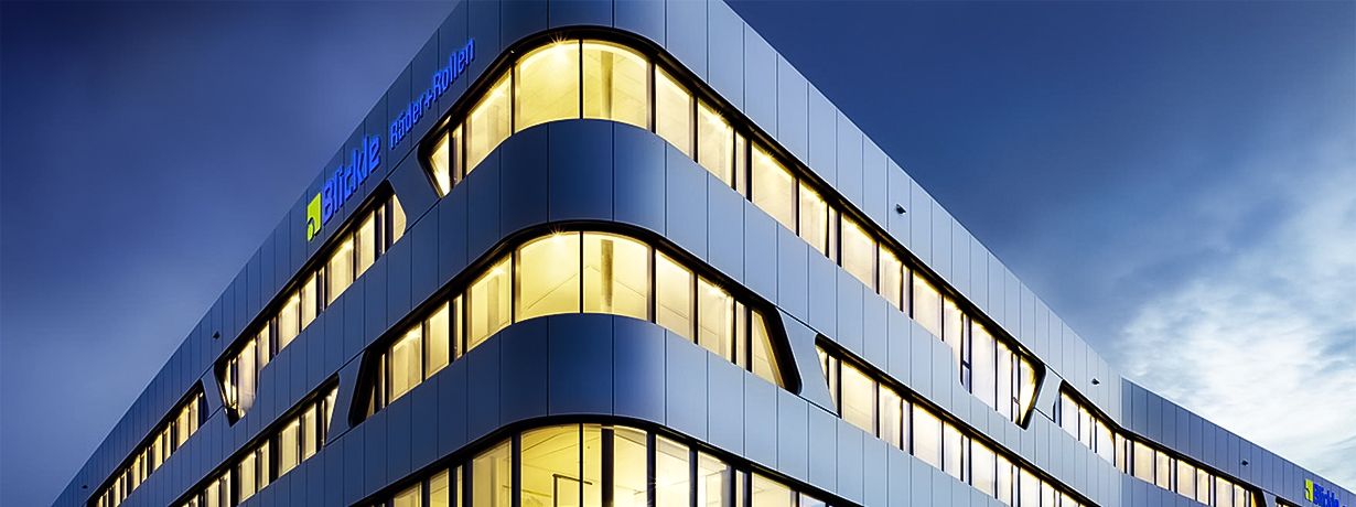 Ansicht Verbundaluminiumfassade bei Nacht Blickle Lyssach Blickle Lyssach