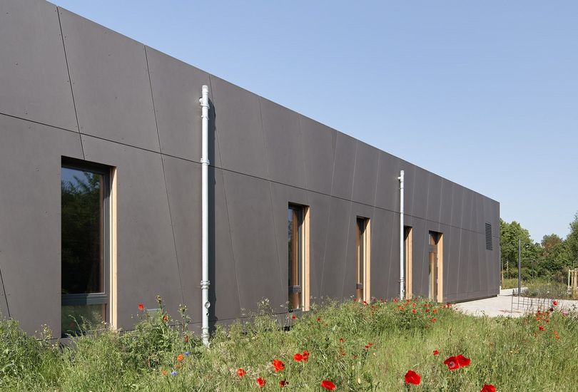 Kita, Rastatt-Plittersdorf, Fassade, Faserzement, vertikale Holzverschalung