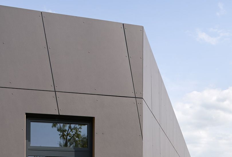 Kita, Rastatt-Plittersdorf, Fassade, Faserzement, vertikale Holzverschalung