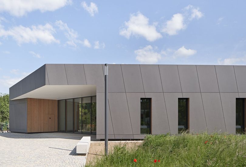 Kita, Rastatt-Plittersdorf, Fassade, Faserzement, vertikale Holzverschalung