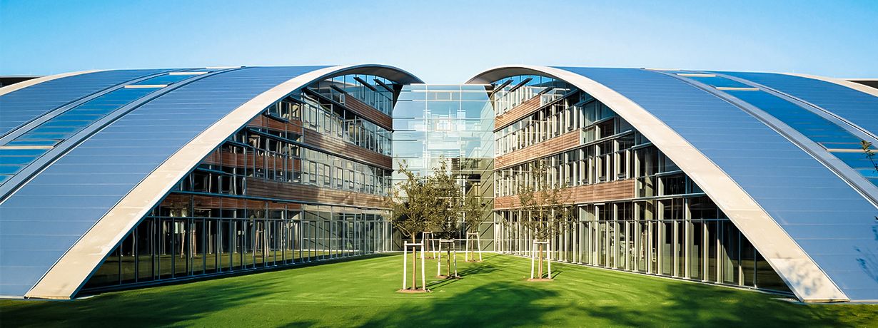 Ansicht Foliendach mit aufgeständerten Sandwichpaneelen Burda Medienpark Offenburg Burda Medienpark Offenburg