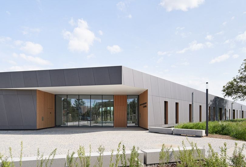Kita, Rastatt-Plittersdorf, Fassade, Faserzement, vertikale Holzverschalung