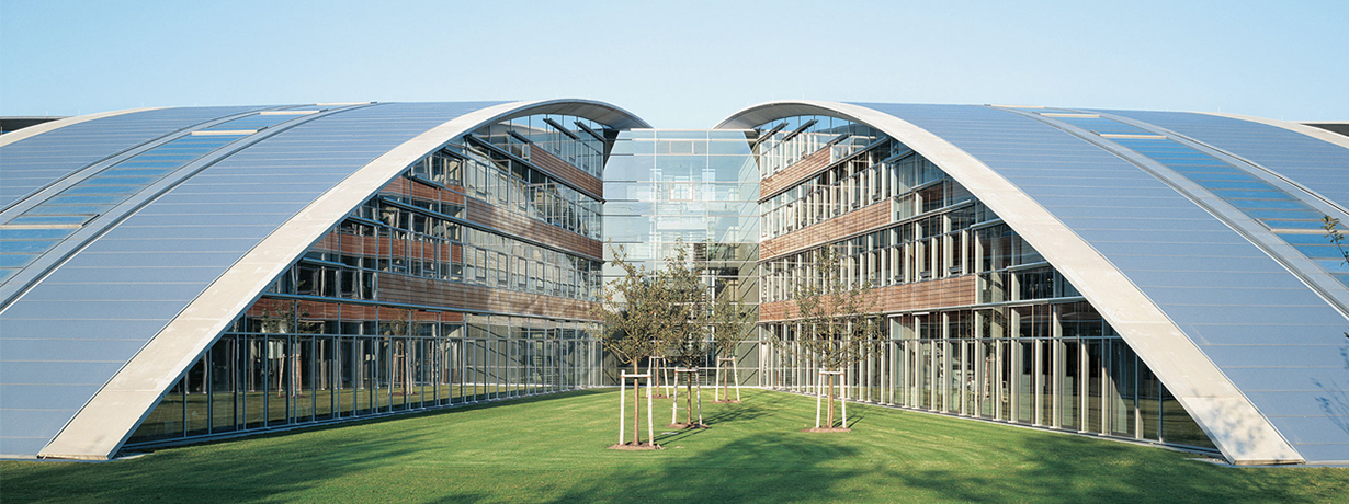 Ansicht Foliendach mit aufgeständerten Sandwichpaneelen Burda Medienpark Offenburg Burda Medienpark Offenburg