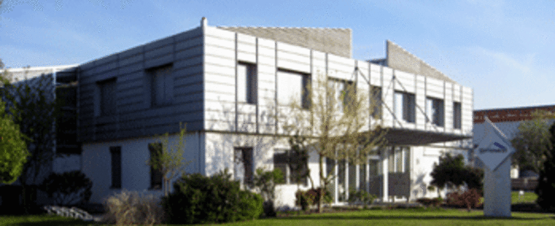 1995: Neues Bürogebäude im Industriegebiet Büro