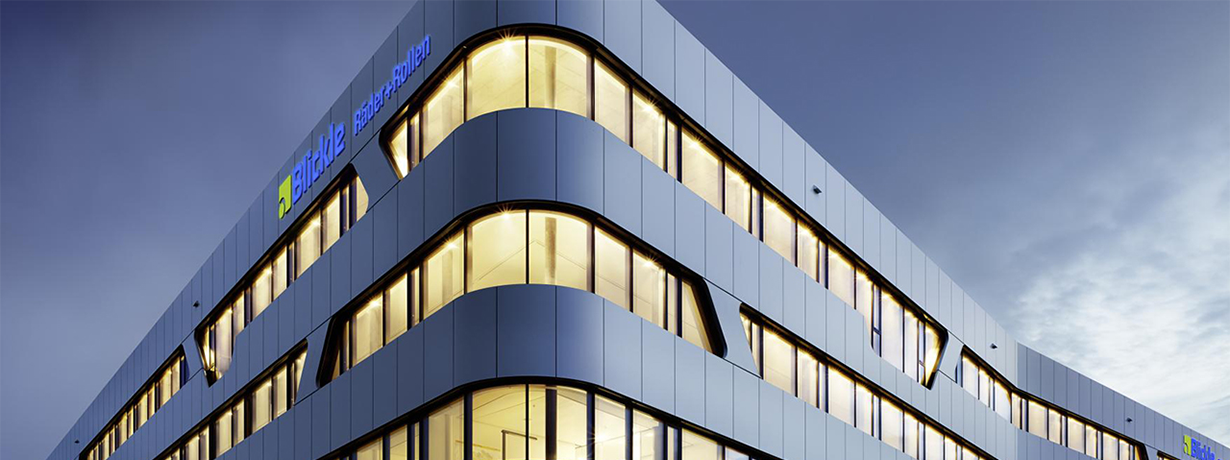 Ansicht Verbundaluminiumfassade bei Nacht Blickle Lyssach Blickle Lyssach