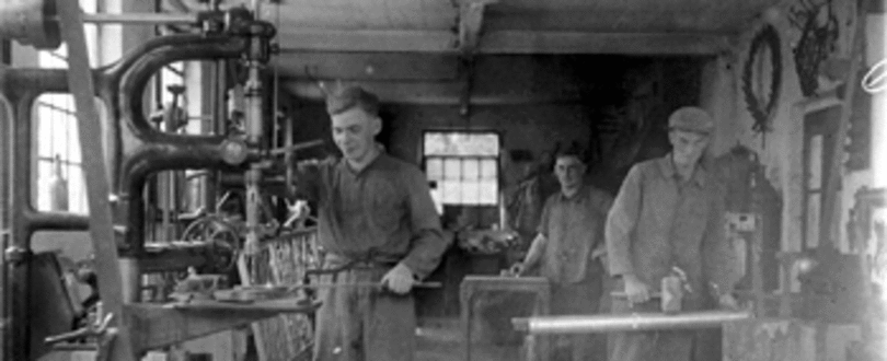 1948: Blick in die Werkstatt bei Betriebsgründung Betriebsgründung